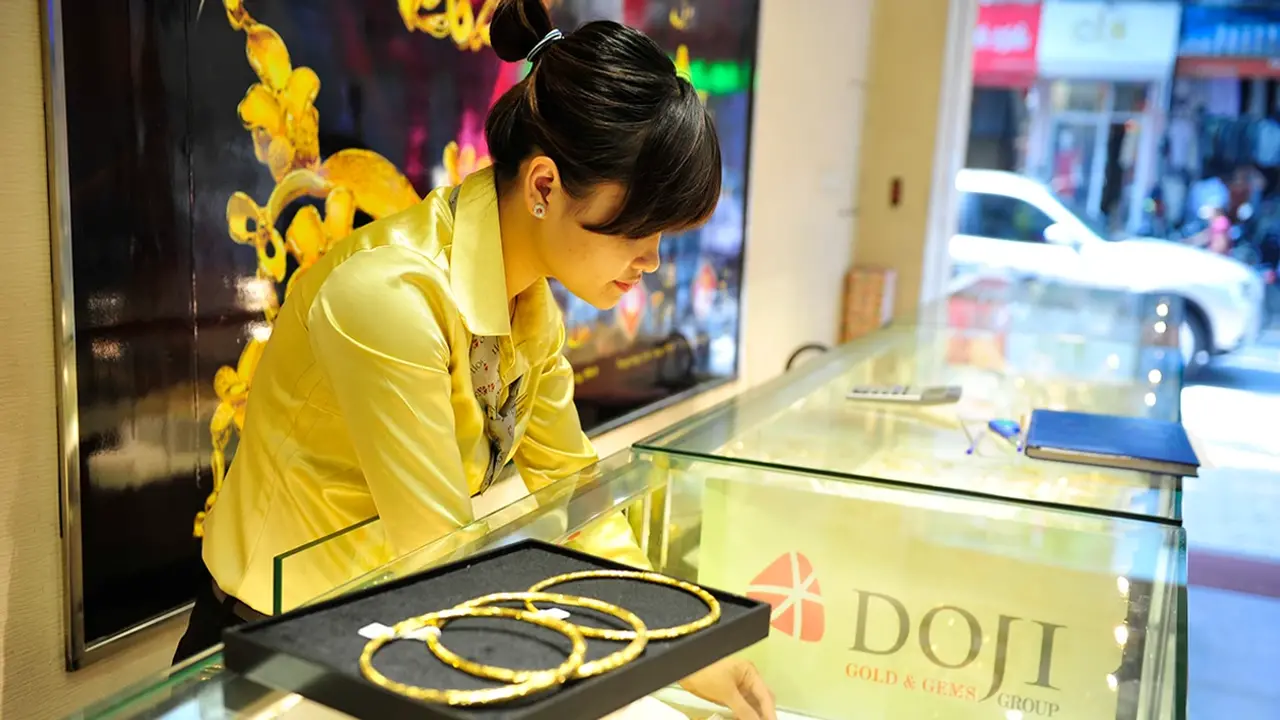 تراجع الذهب عالميًا بأكثر من 100 دولار وفيتناميًا بمقدار 2 مليون دونغ